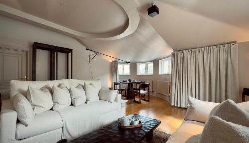 Grand 2BR Penthouse with Projector near Hyde Park