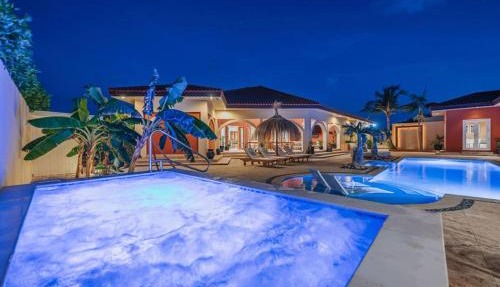 Grand Luxury Villa, 2 min Eagle Beach, 7 Rooms, Gym, Billiard Pool, HotTub, Piano and more!
