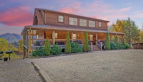 GSMNP entrance only 4 miles away Stunning panoramic views Dog-Friendly Seasonal Pool Access