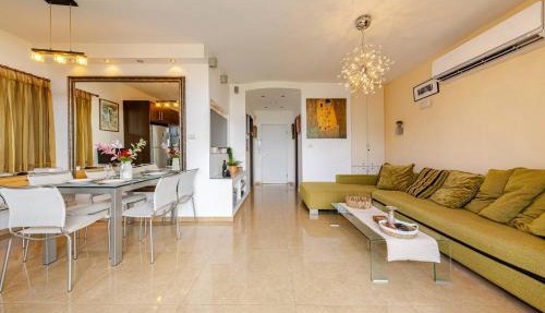 Herzliya Pituach Apartment with Pool, by the Beach