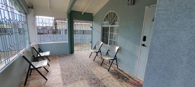 Hillside Sunrise, 2 Bed 2 Bath in Gated Community, close to beach, food, clubs & shopping Free Parking, Free Wi-Fi