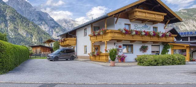 Holiday Apartment "Sterngucker Suite" with Mountain View, Shared Garden & Wi-Fi