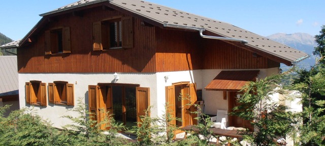 Holiday Home 'Chalet Bellevue' with Mountain View, Shared Pool and Wi-Fi
