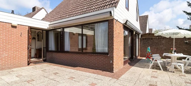 Holiday home in Noordwijkerhout with terrace close to a lake