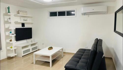 Hollywood Apartments - H