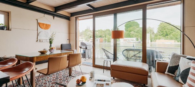 HOUSEBOAT FRED Prague