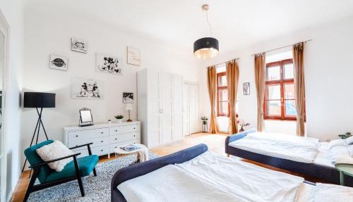 Huge 4 Rooms Charles Bridge Apartment