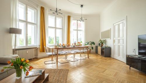 KAISER 02 by ROCKCHAIR Apartments l SUPERHOST Status l 3 Bedrooms Boxspringbeds 2 Bathrooms l Cozy Family & Business Flair 155 sqm 3 Balcony 2nd Floor Elevator up to 10 guests welcomes you!