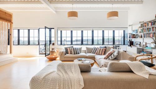 Large Penthouse in unique former Warehouse furnished with premium fittings for a luxurious stay