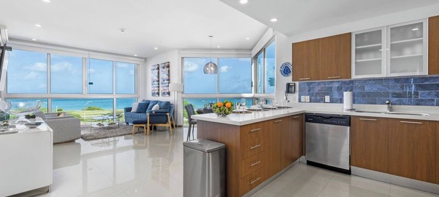 Let the sea set you free with this 3BDRcorner unit