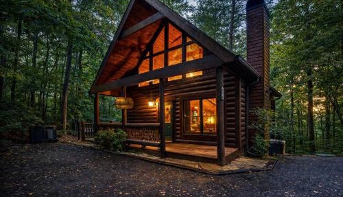 Little Pine Lodge a Smokies Hideaway - 1 mi to GSMNP - King Suite & Loft, Fireplace, Hot Tub & BEARS!