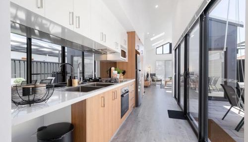 Living luxe in Yokine - King bed and FREE parking