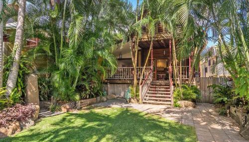 Longhouse - spacious 4 BR Belongil Beach retreat