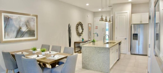 Lovely 4 bdr/3.5 bath Townhouse 4 miles to Disney!