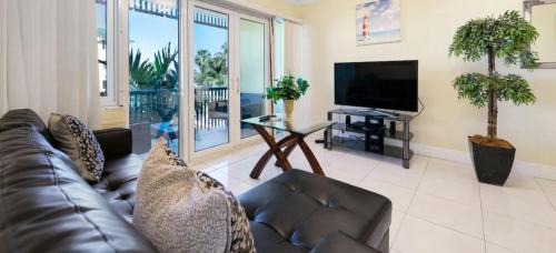 Lovely Apartment with 24h security - walking distance to beach, downtown, shops and restaurants
