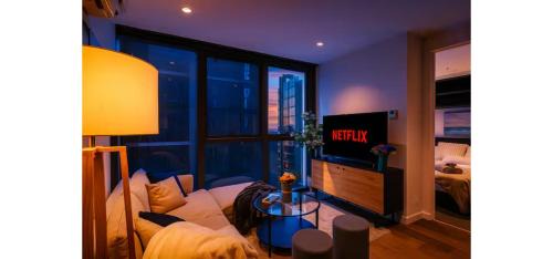 Luxe 46th Level 2 Bedroom CBD Apartment with Pool Gym Spa and Views