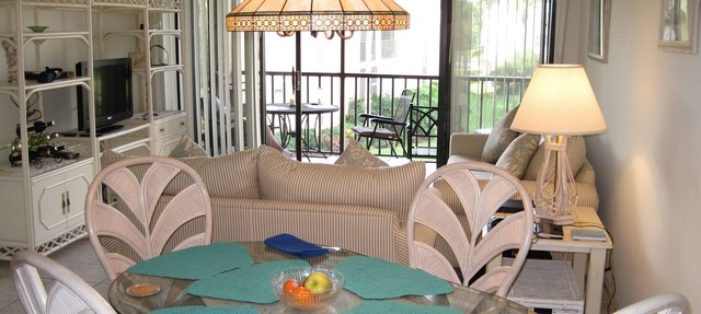 Luxurious 2-bedroom apartment with1st class tennis - near beach and Naples shops