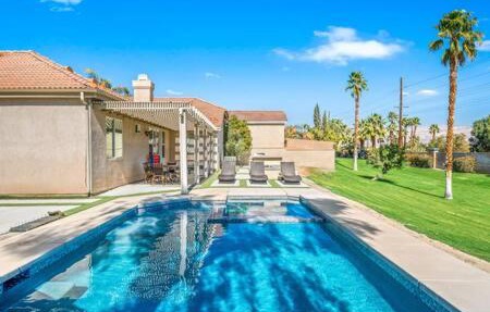 Luxurious Getaway Near Coachella Stagecoach Pool Putting Green Parking Firepit Sleeps 11