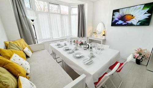 Luxurious House near Excel- Air Conditioning, 9 Beds, 2 Baths, Garden, fast WiFi