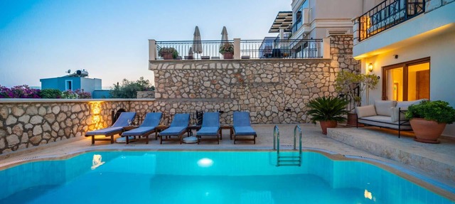 Luxurious Retreat Overlooking Kalamar Bay: Villa Mandalin