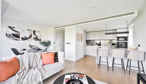 Luxurious White City Apartment - Balcony & View
