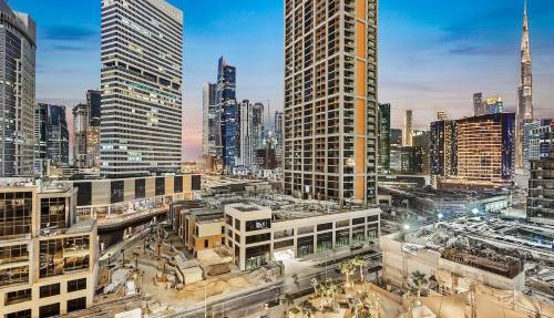 Luxury 1BR in Business Bay with Burj Khalifa Views, Balcony, Pool and Gym Access