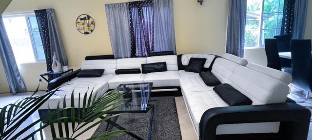 Luxury 5 bedroom house W private parking & patio