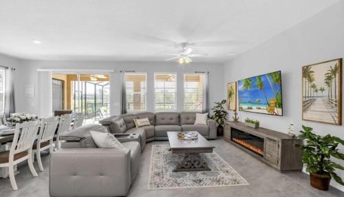 Luxury 6 Bed Private Pool Home In Solterra Resort home