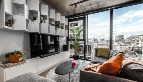 Luxury City Edge Living - Pool and Free Parking