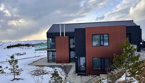 Luxury lakefront Villa 15 min drive to downtown