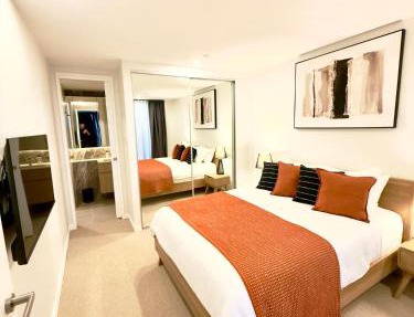 Luxury Sky-High Apartment, Panoramic Views, Walk to Dining & Light Rail, FREE PARKING