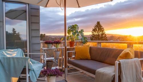 Luxury Treetop Villa Panoramic City Views and Direct Tram to Norway Cup