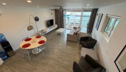 Luxury Waterfront Villa 431F Starlink Wifi