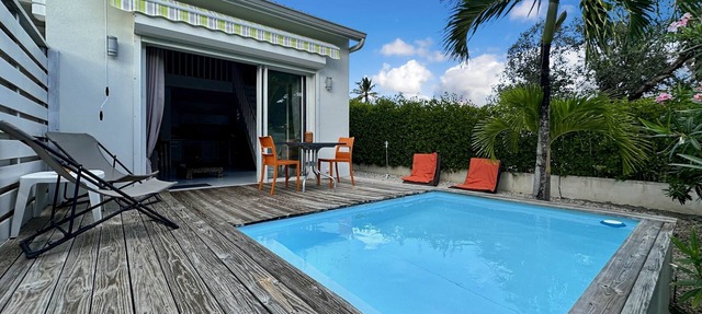 Mango Orange duplex with pool