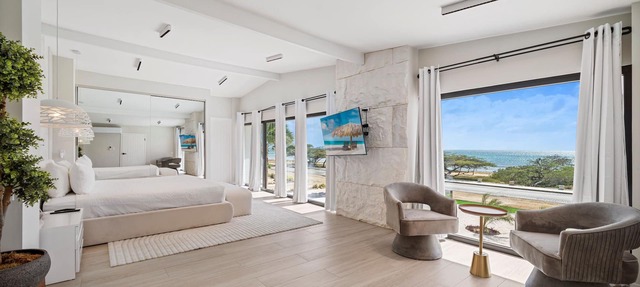 Massive Oceanfront Villa - Spa - Sauna - Gameroom - Malmok!