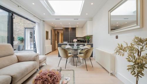 Mayfair's Luxurious Gem with Terrace