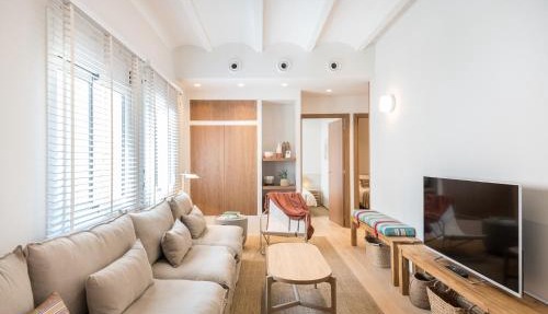 Mediterranean Retreat with 4-Bedroom, 3-Bath Apartment in Barcelona
