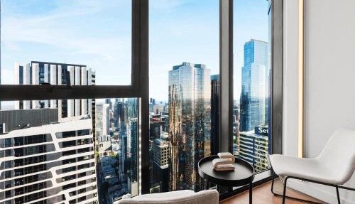 Melbourne CBD Apartment 57th Floor Views, Heated Pool, Gym, Sleeps 8