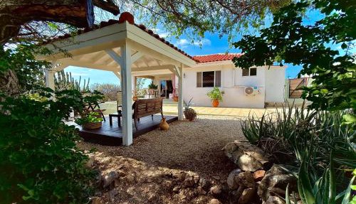 Mila's Authentic Family Getaway Aruba