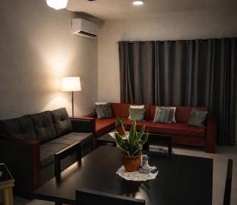 Modern 2BR Apartment 3 Min from Airport with Free Parking - 1