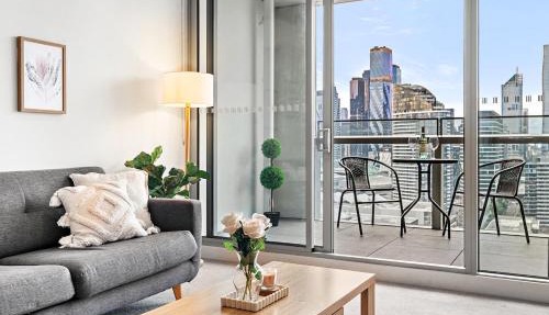 Modern Docklands 2B1B APT - City View , Pool, Gym, Free Parking