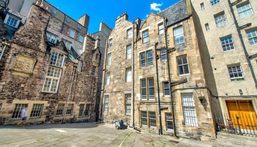 Modern flat with Nice Views by the Royal Mile