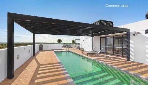 Modern Spacious City Pad with Rooftop Pool and Gym