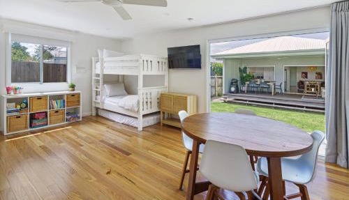 Moffat Beach Entertainer with Kids Retreat & Walk to Beach