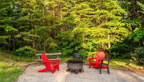 Mountain View Cabin with Deck Hot Tub & Fire Pit