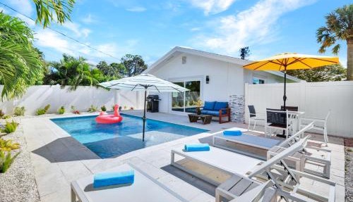 NEW Palm Tree Paradise -Close To The Beach! Beautiful Heated Pool!