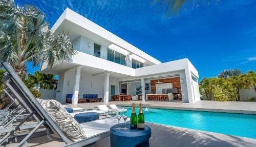 Oceanside 3 Bedroom Luxury Villa with Private Pool, 500ft from Long Bay Beach -V5