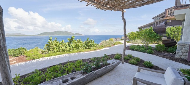 Oceanview Sunrise Suite w/Outdoor Shower & Patio