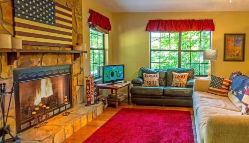 Patriotic Cabin Close to Pigeon Forge and Gatlinburg