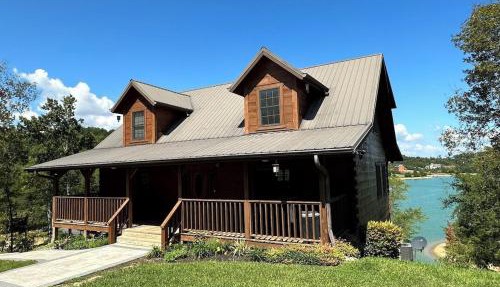 Peaceful Cabin on Lake Outdoor kitchen 3 Patios Firepit 2 Story Dock